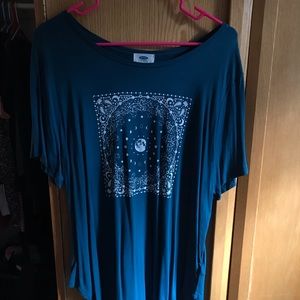 teal old navy tee with moon graphic